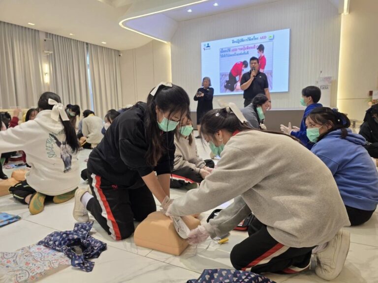 ฝึกอบรมการช่วยชีวิตขั้นพื้นฐาน (CPR) และการใช้เครื่องช็อกหัวใจไฟฟ้าอัตโนมัติ (AED) แก่มูลนิธิหัวใจแห่งประเทศไทย ในพระบรมราชูปถัมภ์ โดยสมเด็จพระกนิษฐาธิราชเจ้า กรมสมเด็จพระเทพรัตนราชสุดาฯสยามบรมราชกุมารี