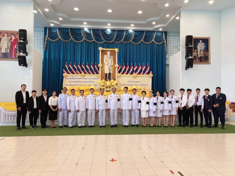 พิธีเจริญพระพุทธมนต์ และ ทำบุญตักบาตรถวายเป็นพระราชกุศล เนื่องในวันคล้ายวันพระบรมราชสมภพพระบาทสมเด็จพระบรมชนกาธิเบศรมหาภูมิพลอดุลยเดชมหาราช บรมนาถบพิตร วันชาติ และวันพ่อแห่งชาติ ณ หอประชุมอำเภอแจ้ห่ม จังหวัดลำปาง